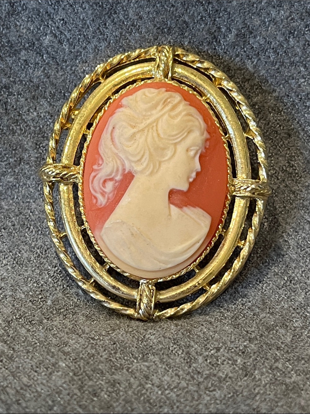 💕 2/$15 Goldtone Peach Cameo Brooch